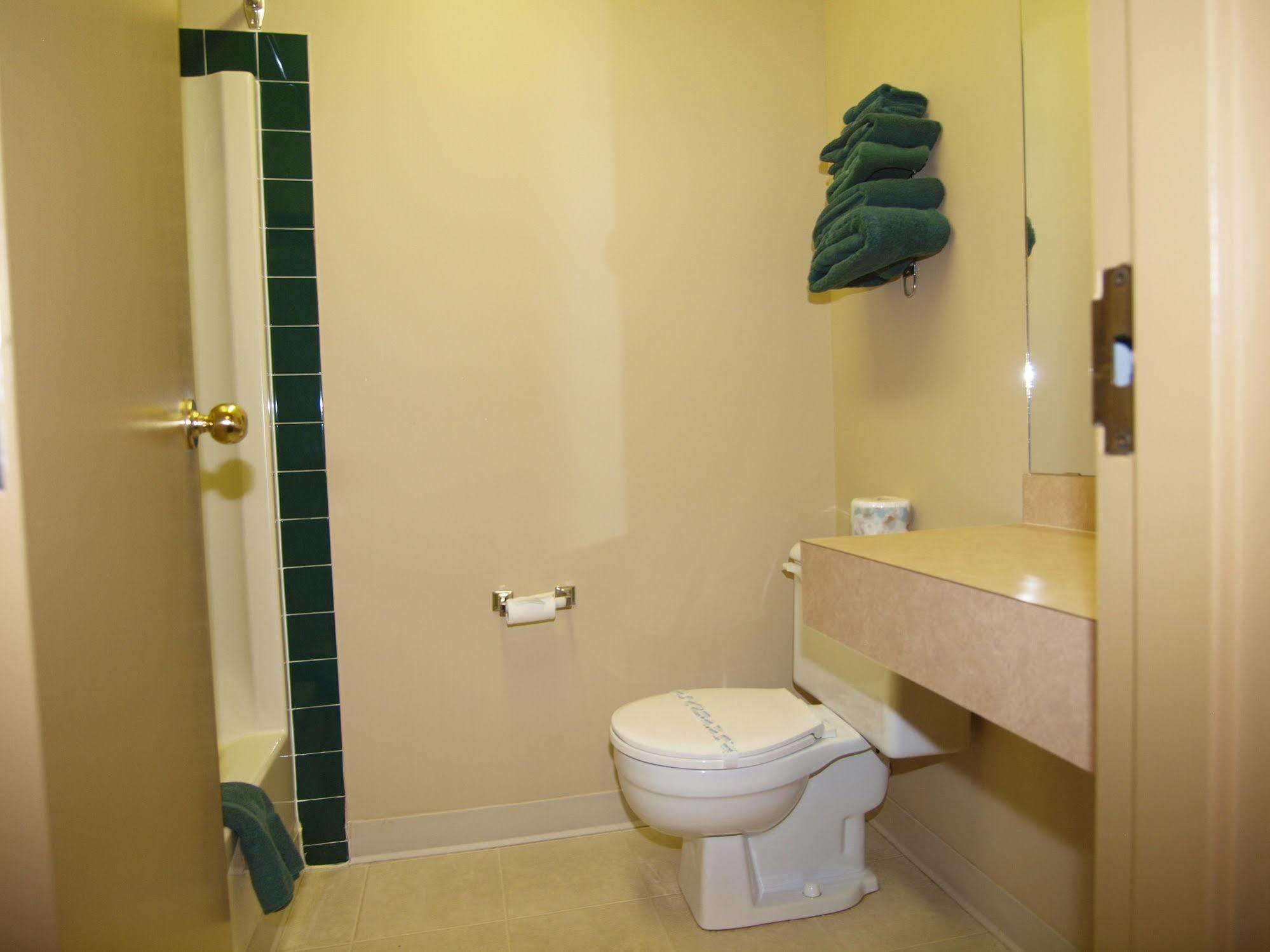 Travelodge By Wyndham Lacombe Esterno foto